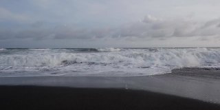 Parangtritis海滩上的海浪