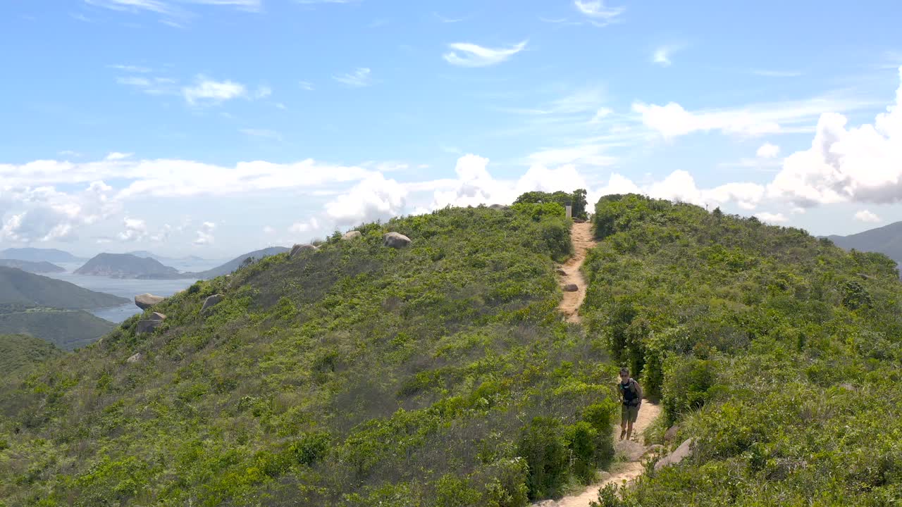 在香港西贡清水湾附近的山上徒步的人，白天，夏天