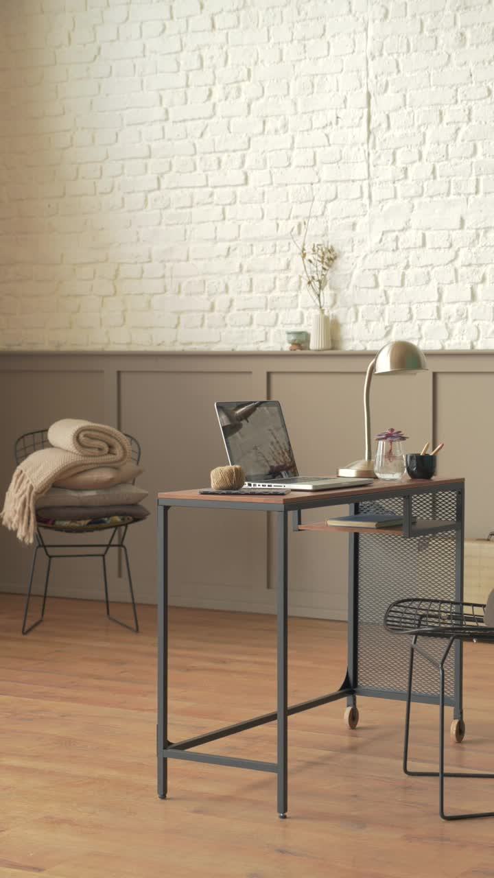 现代家庭室内办公室在白色砖墙金属椅