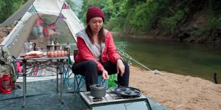 冒险亚洲女人烹饪早餐独自在周末露营在亚洲的冬季季节