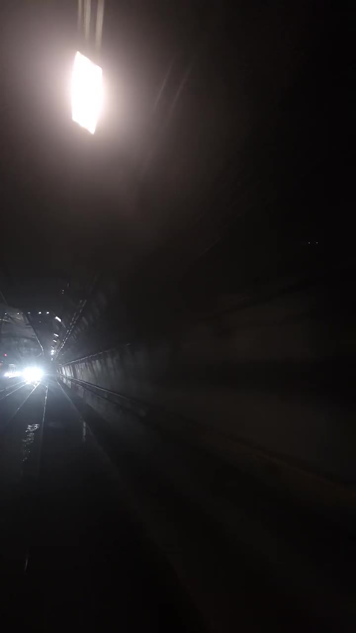 地铁隧道在车站间移动的垂直记录