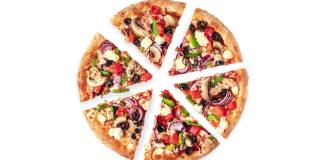新鲜的圆形披萨切片，鸡肉，蔬菜，蘑菇和奶酪旋转顶视图在白色和灰色的背景与自然阴影，复制空间