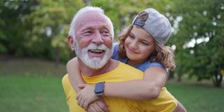 快乐的爷爷，和他的孙子有这么多的乐趣和快乐，在背背的时候，他们有一些自然的体育活动