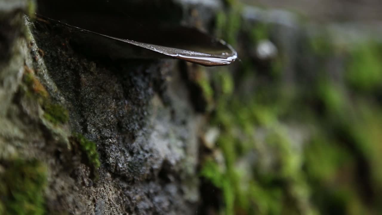 水滴从排水口落下