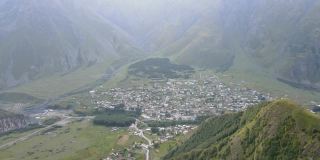 卡兹别克山附近的Stepantsminda村的鸟瞰图