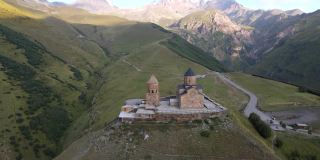 鸟瞰卡兹别克山和格盖蒂三一教堂