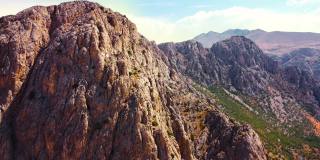 巨大的岩石，陡峭的悬崖峡谷。土耳其戏剧性的地质奇观。美丽的背景和不寻常的风景，鸟瞰4k空中，无人机。