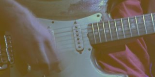 用紫色调踢文字的人弹吉他的动画
