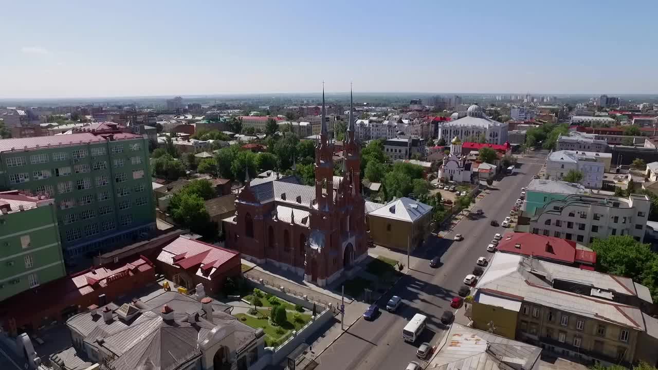 天主教和东正教教堂在市中心的一条街上，鸟瞰，多忏悔的城市