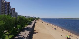萨马拉市伏尔加河岸边宽阔的沙滩，夏季度假胜地