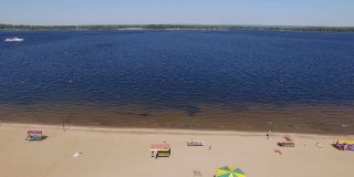城市居民正在伏尔加海岸的沙滩上休息和晒日光浴，鸟瞰图