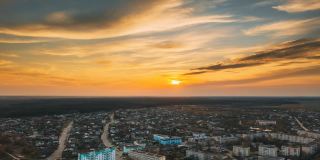 白俄罗斯戈麦尔地区的多布拉什。农村住宅小区鸟瞰图。阳光明媚的秋天的夜晚。日落时，太阳照耀在城镇的天际线上。Hyperlapse