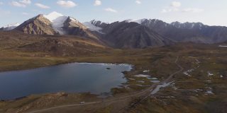 吉尔吉斯斯坦天山湖泊鸟瞰图
