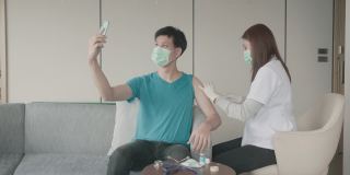 4K视频:患者和医生戴着防护口罩在医生办公室打疫苗自拍