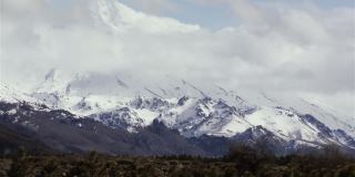 南美洲阿根廷和智利边界的拉宁火山。