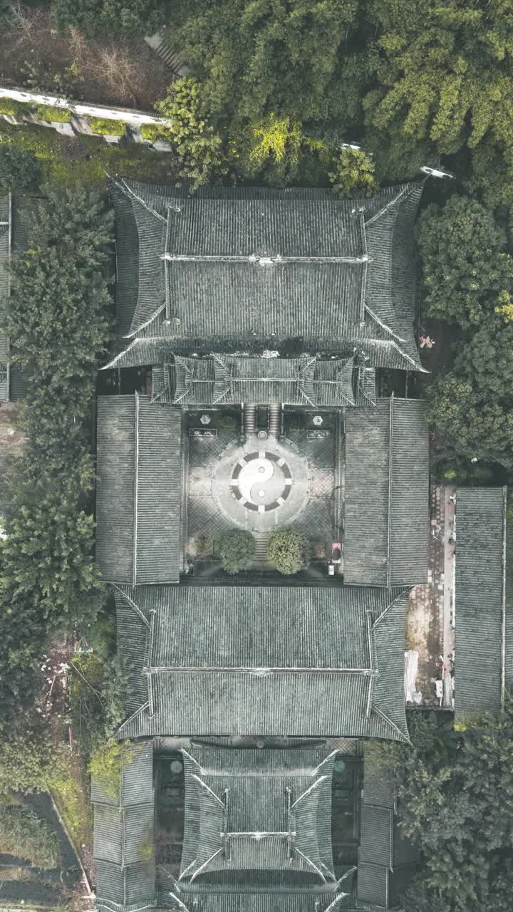 鸟瞰图的寺庙和阴阳符号