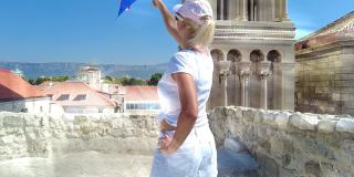 斯普利特的一名妇女手持克罗地亚国旗