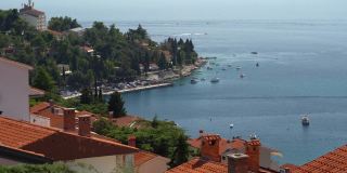 克罗地亚伊斯特拉的拉巴克，夏日阳光明媚的海湾，船儿的运动。