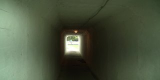 铁路下面的混凝土隧道