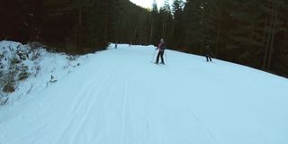 一个女孩在森林的斜坡上滑雪