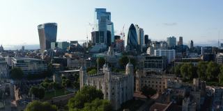 鸟瞰图中世纪的石头保持与四个塔在角落。伦敦塔与市中心的现代摩天大楼签约。英国伦敦