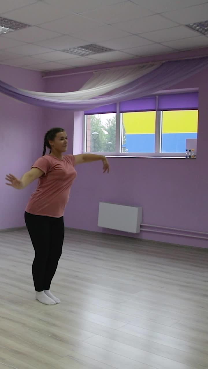 女舞蹈教练在镜子前展示动作的要素。