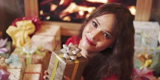 圣诞节或新年前夕，一位妇女坐在许多礼品盒之间