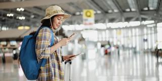 旅客在机场使用智能手机