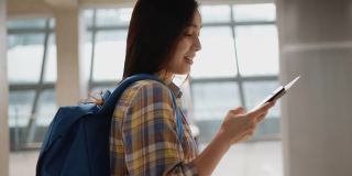 旅客在机场使用智能手机