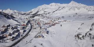 奥地利萨尔茨堡的奥伯陶恩滑雪村鸟瞰图，从24帧提高到2.5倍。