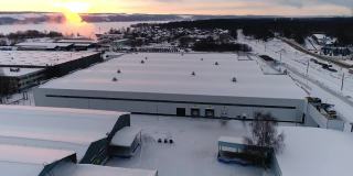 积雪生产综合区的平顶仓库