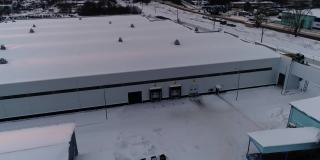 冬季日出时，工业园区的仓库