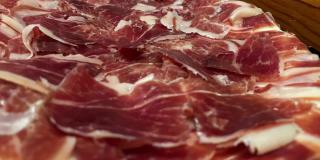 切成薄片的西班牙干猪肉，被称为火腿塞拉诺。典型的伊比利亚火腿