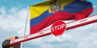 以厄瓜多尔国旗为背景的屏障门被打开
