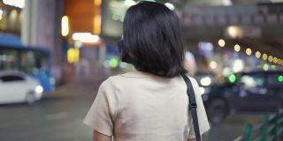 一个亚洲女人在等出租车