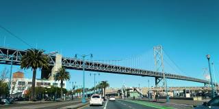 2018年12月19日，加州旧金山:旧金山-奥克兰海湾大桥。从桥下的道路上看到的景色