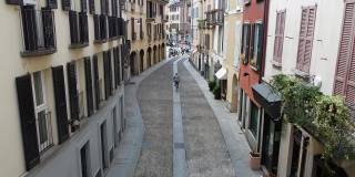 2020年7月，意大利米兰- 2019冠状病毒病疫情封锁结束后，布雷拉地区的无人机鸟瞰图-典型的彩色房屋和戴着口罩的游客在步行区