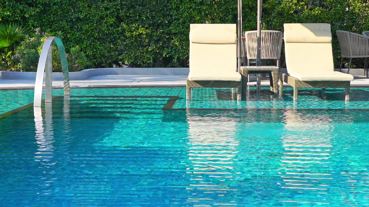 美丽的户外游泳池在酒店度假区靠近大海，为旅游度假