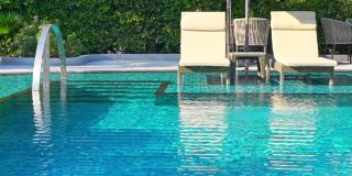 美丽的户外游泳池在酒店度假区靠近大海，为旅游度假