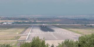 伊比利亚航空公司的空客A320飞机从跑道上起飞的高清视频
