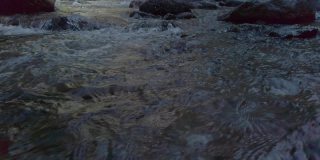 水流从意大利伦巴第Piuro瀑布