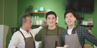 3位亚洲华人咖啡师，在咖啡厅和酒吧的柜台上，喜欢互相交谈