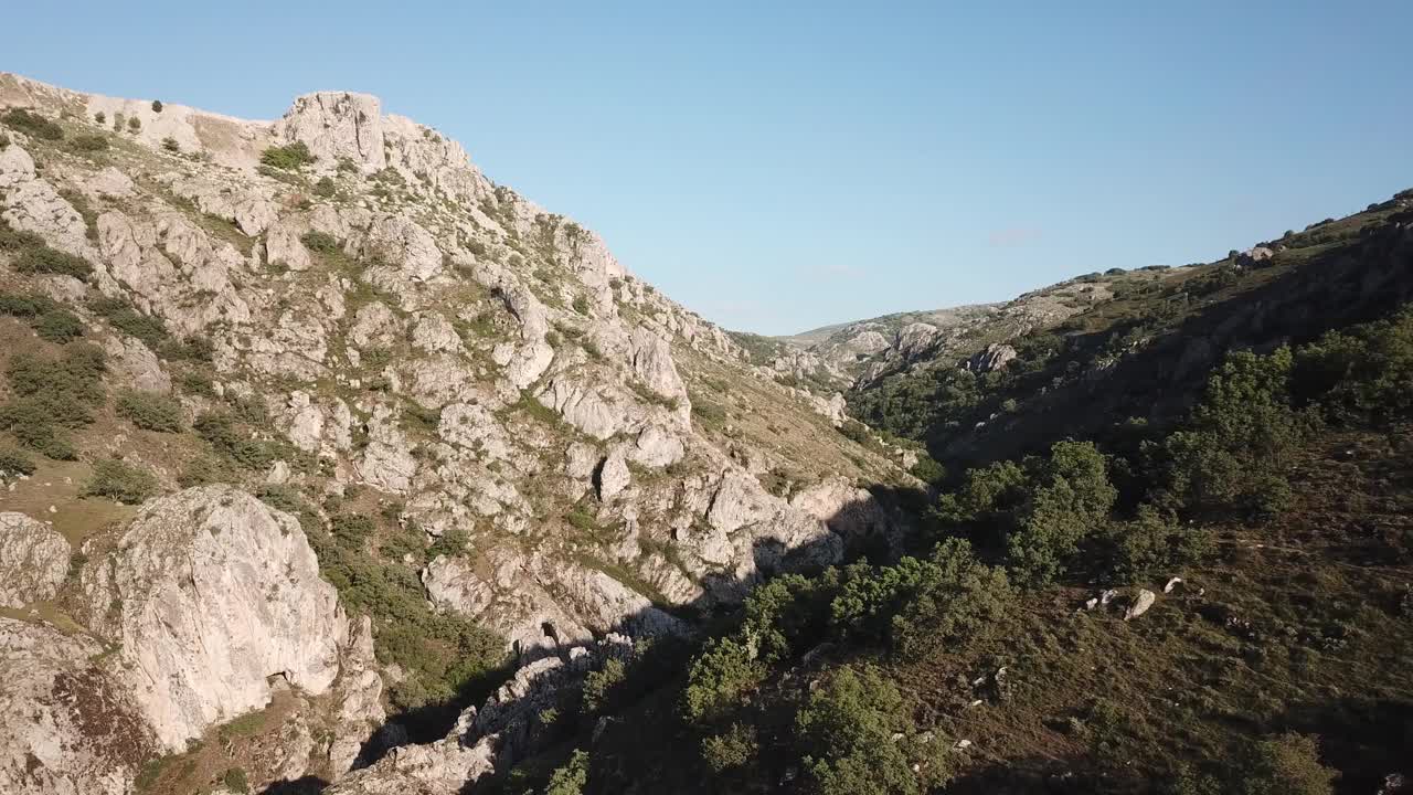 山谷和山脉，无人机拍摄的画面是4k。土耳其山口