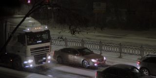 俄罗斯阿斯特拉罕——2021年9月19日:早雪。寒流。雪出乎意料地落了下来。由于道路结冰，夜间交通堵塞。