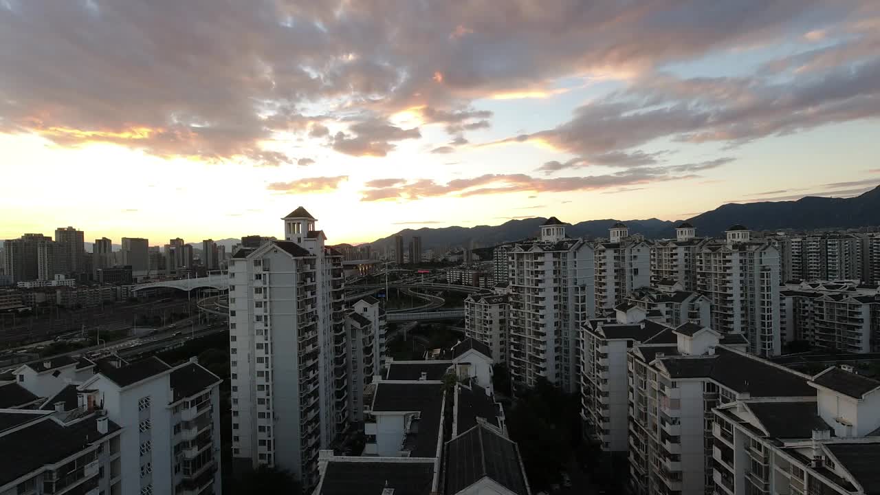 从日落到夜晚的城市住宅天际线的延时摄影