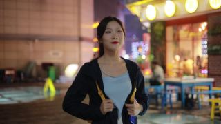 旅人亚洲女人在夜街旅行视频素材模板下载