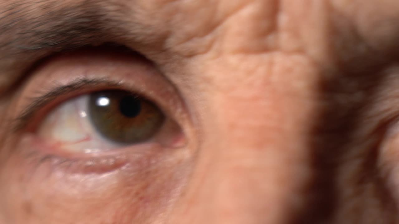 一个老人的眼睛。