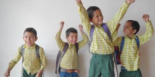 一群可爱的农村小学生欢快地跳着，看起来很开心。