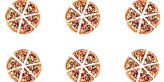 两排新鲜的圆形披萨，上面有鸡肉、蔬菜、蘑菇和奶酪，白色和灰色背景，自然阴影，复制空间
