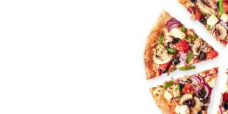 框架由一块块新鲜的圆形披萨做成，上面有鸡肉、蔬菜、蘑菇和奶酪，在白色和灰色的背景上有自然的阴影，复制空间